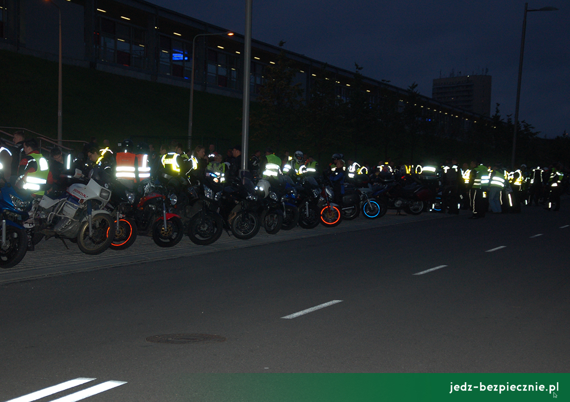 Porozmawiajmy o bezpieczeństwie - parada motocyklistów w odblaskach